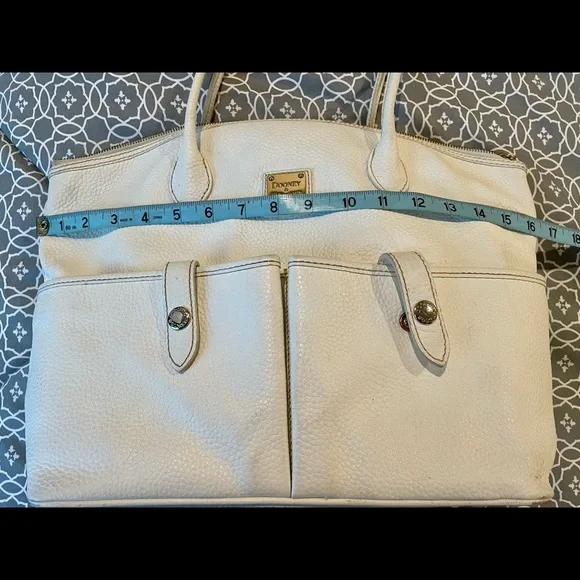 Dooney & Bourke white large shoulder bag. - Picture 4 of 11